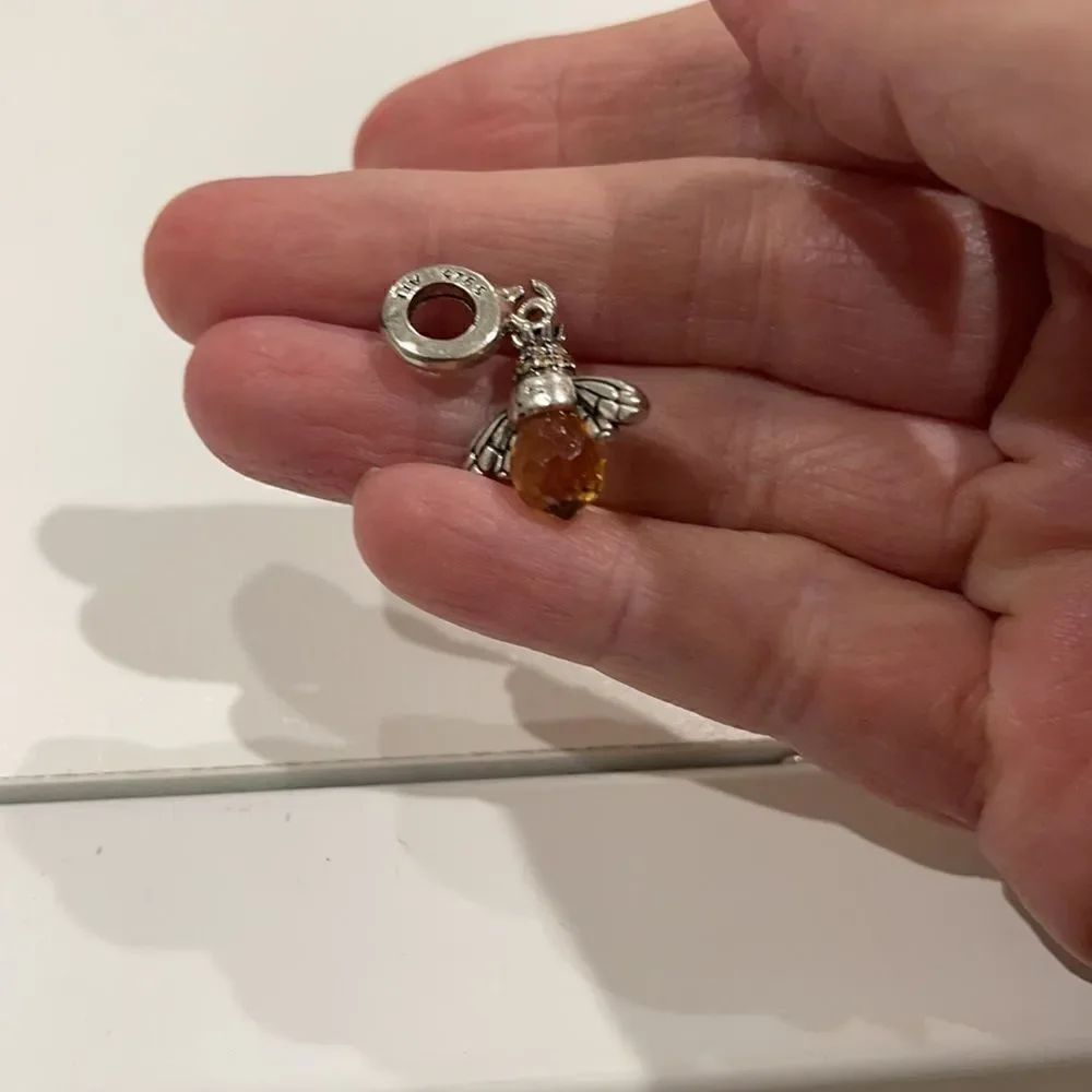 ADORABLE BUMBLEBEE charm!  - Picture 3 of 4